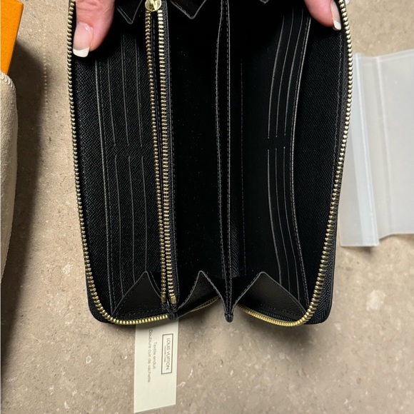 GAME-ON!!! Louis Vuitton White Wallet - Picture 6 of 7